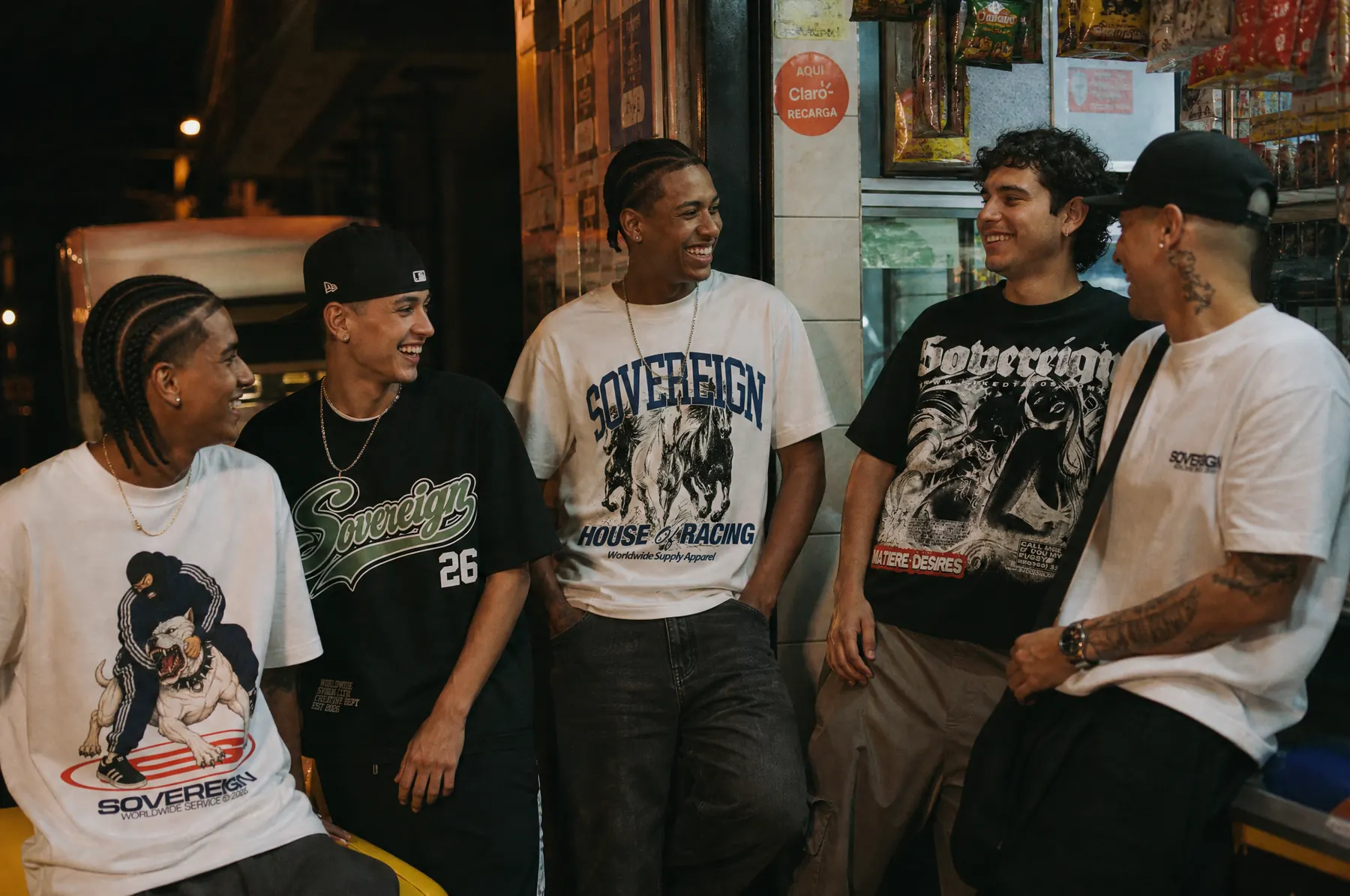 Grupo con camisetas SVRGN